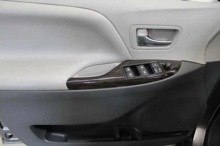 2018 Midnight Black Metallic Toyota Sienna XLE Premium 7 Passenger