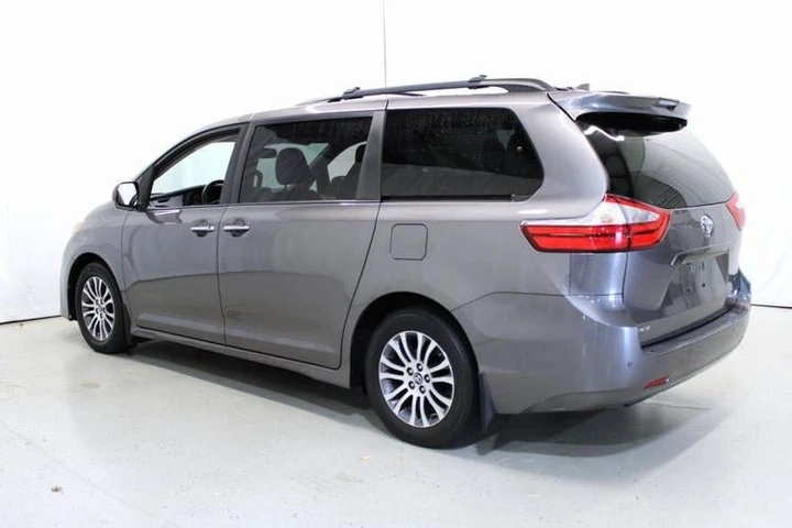 2018 Midnight Black Metallic Toyota Sienna XLE Premium 7 Passenger