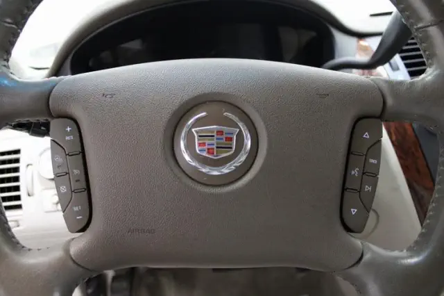 2006 Light Platinum Cadillac DTS Base