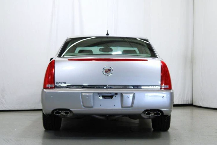 2006 Light Platinum Cadillac DTS Base