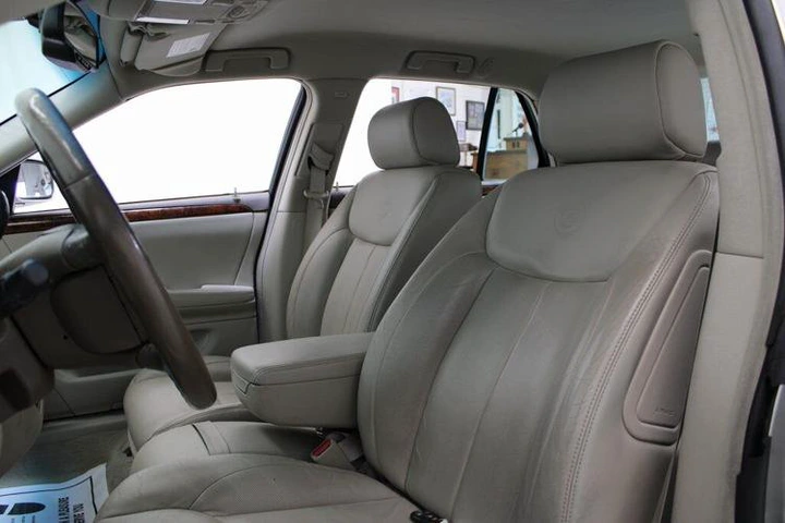 2006 Light Platinum Cadillac DTS Base