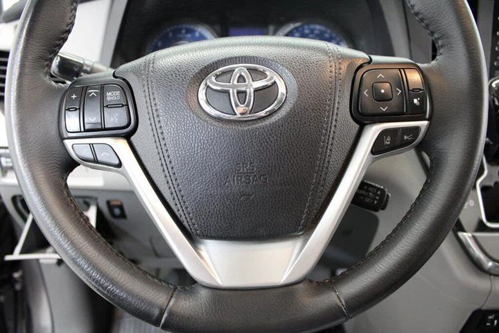 2018 Midnight Black Metallic Toyota Sienna XLE Premium 7 Passenger