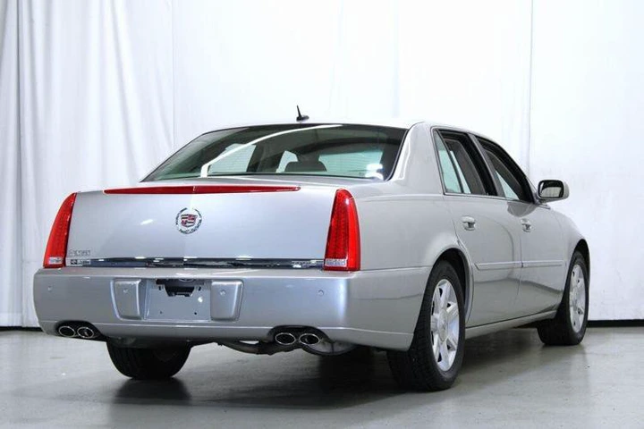 2006 Light Platinum Cadillac DTS Base