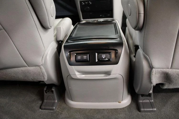 2018 Midnight Black Metallic Toyota Sienna XLE Premium 7 Passenger