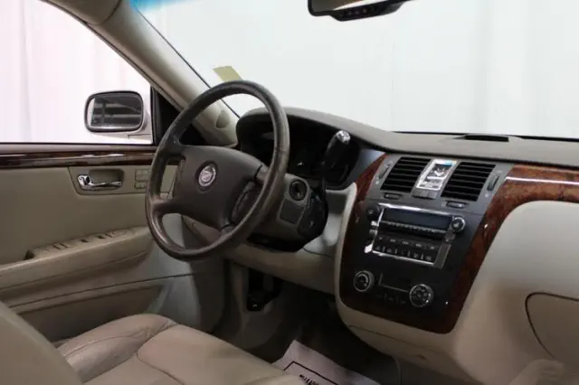 2006 Light Platinum Cadillac DTS Base