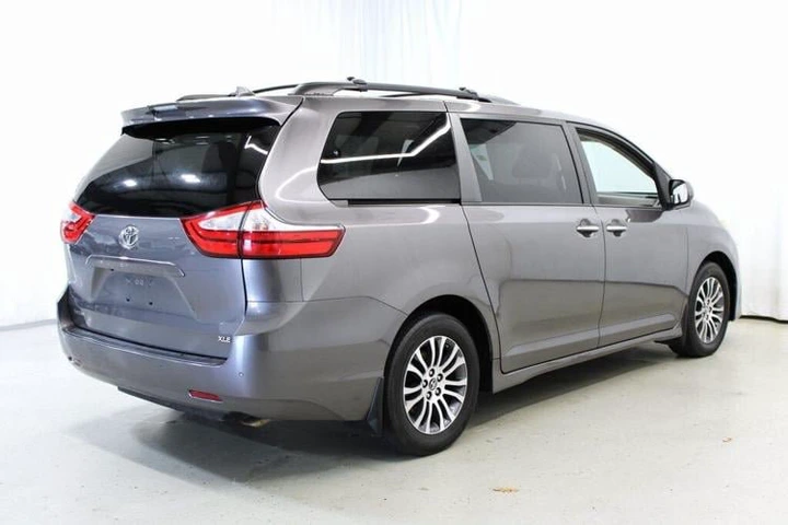 2018 Midnight Black Metallic Toyota Sienna XLE Premium 7 Passenger