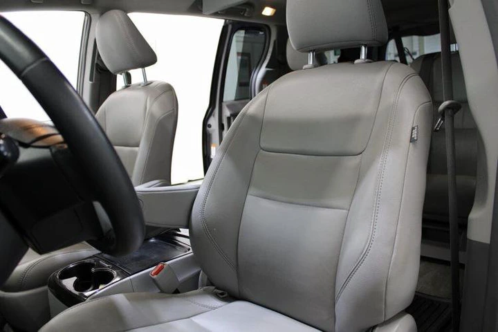 2018 Midnight Black Metallic Toyota Sienna XLE Premium 7 Passenger