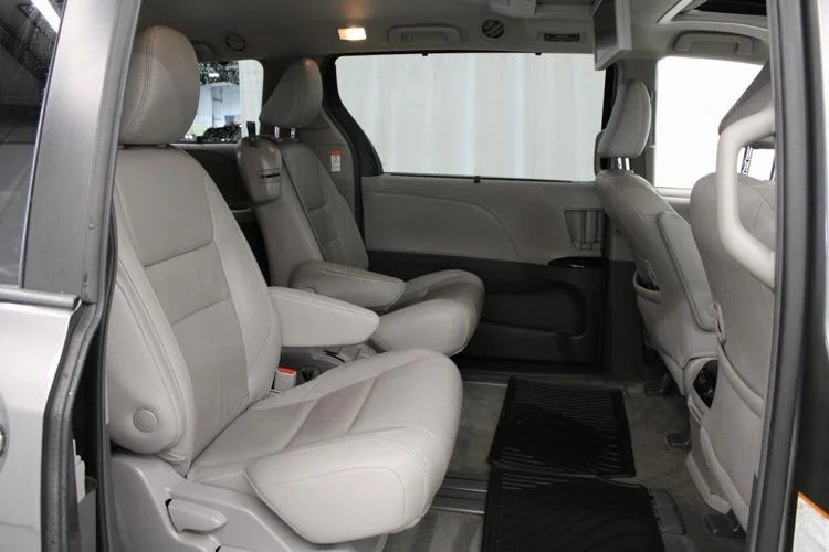 2018 Midnight Black Metallic Toyota Sienna XLE Premium 7 Passenger