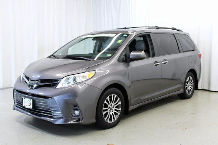 2018 Midnight Black Metallic Toyota Sienna XLE Premium 7 Passenger