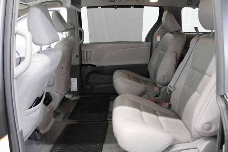 2018 Midnight Black Metallic Toyota Sienna XLE Premium 7 Passenger