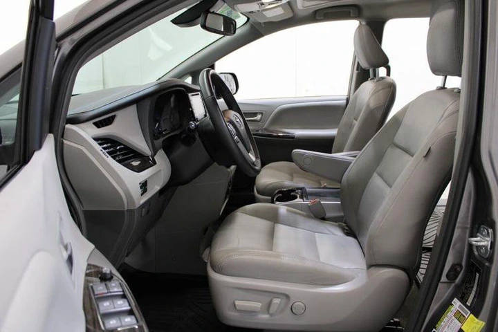 2018 Midnight Black Metallic Toyota Sienna XLE Premium 7 Passenger