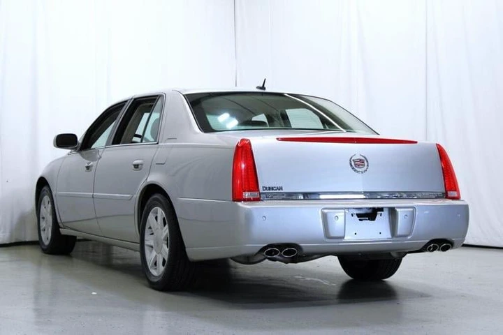2006 Light Platinum Cadillac DTS Base