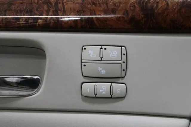 2006 Light Platinum Cadillac DTS Base