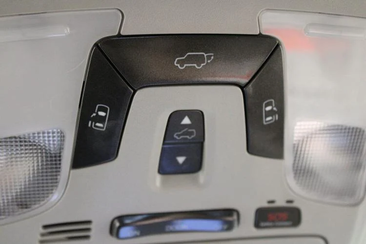 2018 Midnight Black Metallic Toyota Sienna XLE Premium 7 Passenger