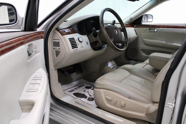 2006 Light Platinum Cadillac DTS Base