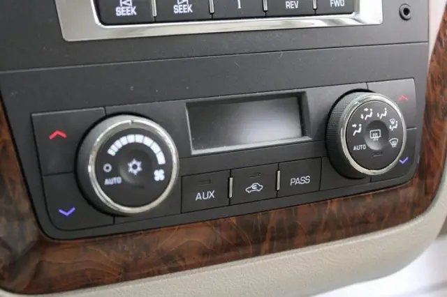 2006 Light Platinum Cadillac DTS Base