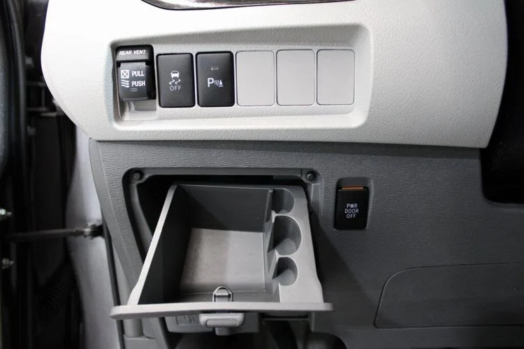 2018 Midnight Black Metallic Toyota Sienna XLE Premium 7 Passenger