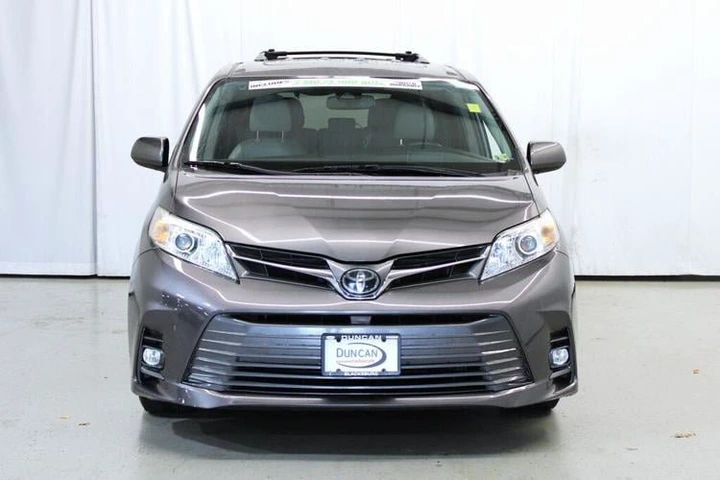 2018 Midnight Black Metallic Toyota Sienna XLE Premium 7 Passenger